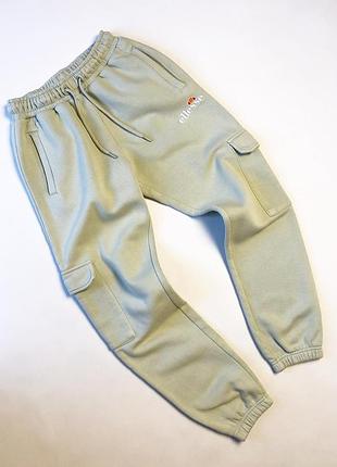 Спортивные штаны ellesse cargo (фисташковый / мятный)
стильные джоггеры-карго от ellesse в трендовом нежном фисташково-мятном цвете.