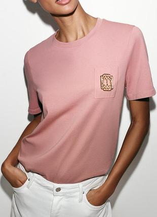 Футболка zara з металевою нашивкою пильно рожевого кольору, розмір м