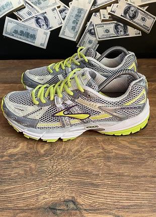 Кросівки brooks, жіночі, мають біло сірий колір, розмір 39 , розмір устілки 25 сантиметрів.