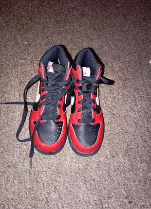 Высокие детские кроссовки nike dunk high в черно-красной расцветке