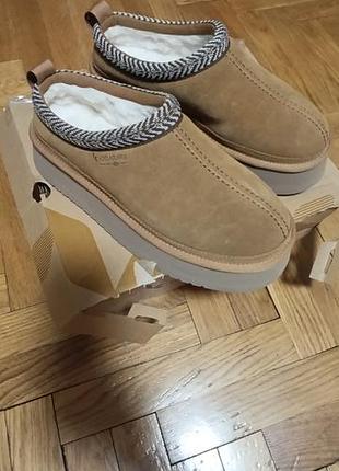 Замшевые тапочки на высокой платформе koolaburra by ugg burree platform slipper (суббренд компании ugg) в фирменном рыжем/бежевом оттенке chestnut.