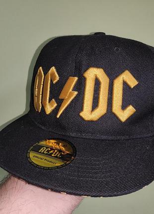 Стильная фирменная кепка-снепбек (snapback) легендарного рок-гурта ac/dc rock or bust с горчично-желтым логотипом и плоскими полями.