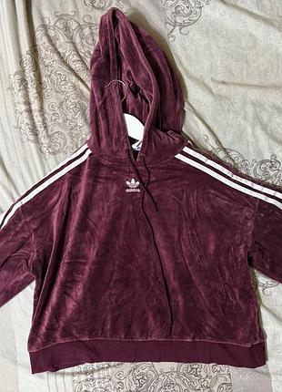 Укорочене велюрове худі adidas у вишневому (бордовому) кольорі.