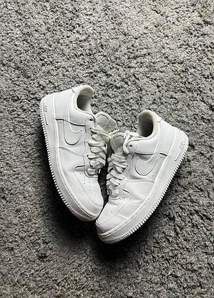 Кроссовки nike белые форсы   состояние идеальное  размер-40.5(25.5см)  цена-400грн