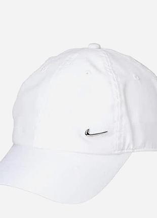 Біла класична кепка з металевим лого від nike