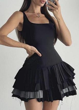 Розпродаж сукня prettylittlething еластична з необробленою кромкою подолу