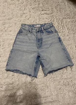 Джинсові бермуди bershka з високою посадкою та необробленим краєм (xs / eur 34)