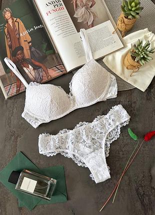 Класичний комплект білизни від бренду intimissimi