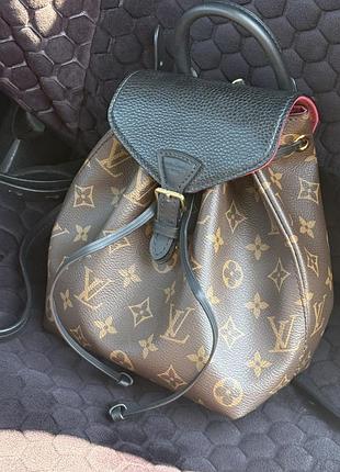 Рюкзак louis vuitton montsouris bb у фірмовій канві monogram із чорним шкіряним клапаном