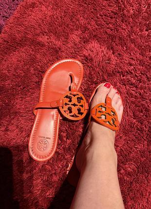 Шкіряні літні шльпанці бразильського бренду tory burch, у досить хорошому стані,розмір 39