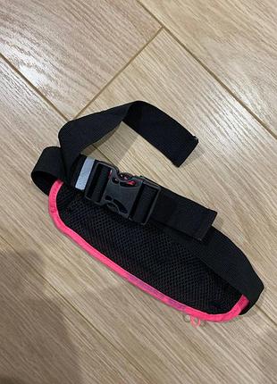 Біговий пояс (поясна сумка) karrimor audio belt у чорному кольорі з яскраво-рожевою окантовкою.