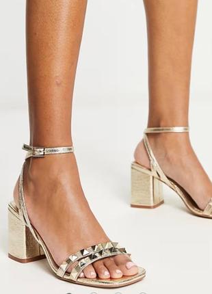 Босоножки на среднем каблуке с шипами asos design heath золотистого цвета