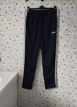 Спортивные штаны adidas.