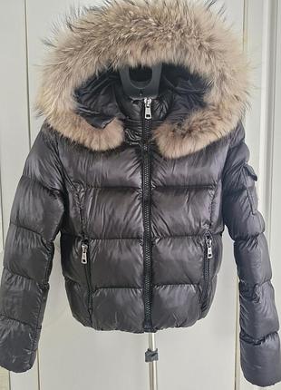 Куртка женская короткая с капюшоном moncler оригинал черная,натуральный мех,s-mр.длина рукава62см.не маломерка.
