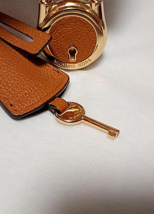 Оригинальный комплект декора (брелок-подвеска) michael kors: декоративный замок и ключ в кожаном чехле (клошете).