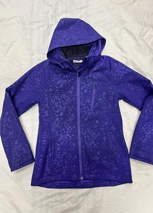 Фіолетова куртка-софтшел (softshell) бренду h&m з геометричним принтом (трикутники), капюшоном та нагрудною кишенею на блискавці.