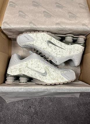Nike shox r4 flat pewter floral beige
