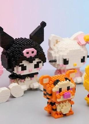 Набор из 6 сложенных 3d-фигурок из микроконструктора (блоков) в стиле известных персонажей.
