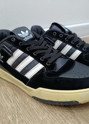 Мужские кроссовки adidas forum low cl (core black) черные замшевые осень весна