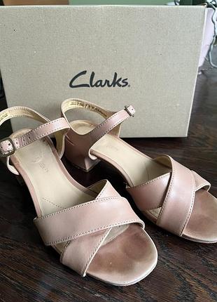 Босоніжки clarks пудрові 38 розмір