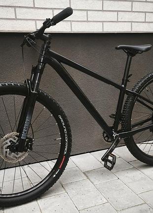 Велосипед известной фирмы specialized на 29 колесах, вилка rock shox,гальма shimano,монетки deore,трансмиссия deore,шины как новые,рама м