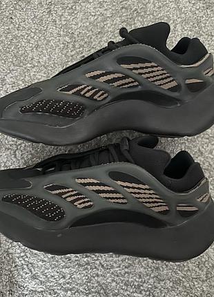 Кросівки adidas yeezy 700 v3 'clay brown'. це відома колаборація бренду adidas та каньє веста.