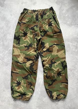 Камуфляжные брюки парашюты bershka l / камуфляжные брюки карго parachute pants