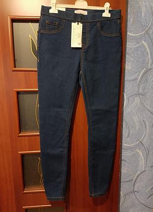 Женские джеггинсы модели «kate shaper jegging» бренда denim 365 с эластичным поясом на резинке и контрастной строчкой.