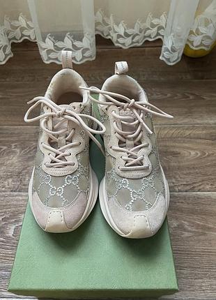 Жіночі кросівки gucci run із бежевої сітки з фірмовим кристалічним візерунком gg та замшевими вставками.