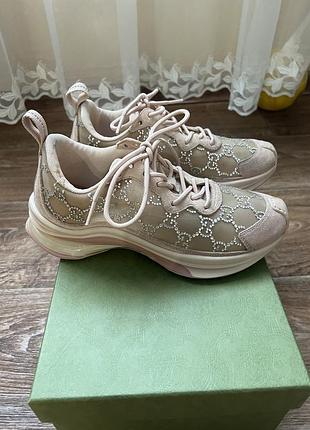 Жіночі кросівки gucci run із бежевої сітки з фірмовим кристалічним візерунком gg та замшевими вставками.