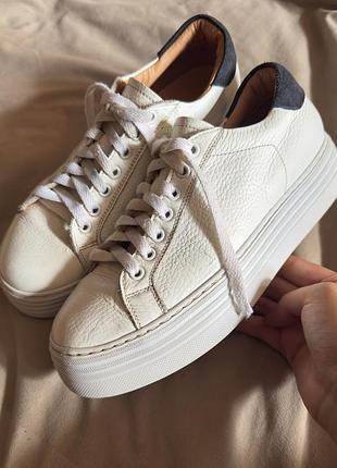 Russell bromley — білі шкіряні замшеві кеди на масивній підошві.