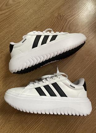 Кросівки adidas 37,5 розмір в ідеальному стані