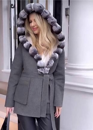 Пальто на запах під пояс від турецького бренду ponto mk, виготовлене із використанням преміального сертифікованого європейського хутра saga furs