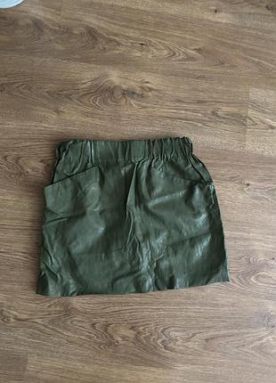 Спідниця з еко шкіри з кишенями zara basic оливкового кольору