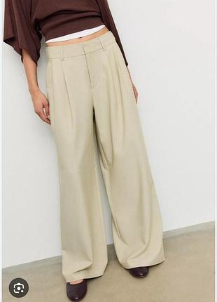Светлые брюки stradivarius с защипами