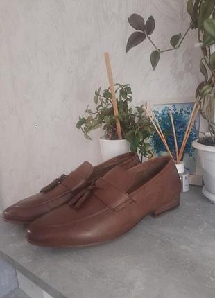 Класичні шкіряні лофери відомого британського бренду schuh.
