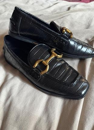 Zara — чорні лофери з тисненням під крокодила та золотистою пряжкою gucci