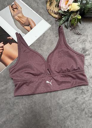 Спортивний топ/бра puma mid impact жіночий у кольорі deep plum / сливовий з чашками оригінал