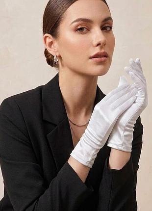 Короткие атласные перчатки белые 30к047
