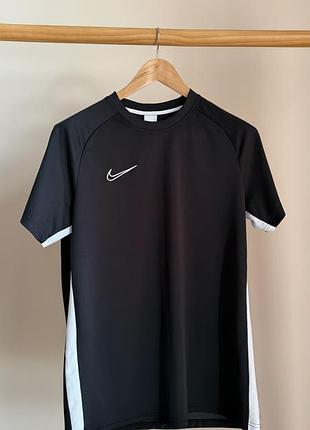Чоловіча легка спортивна футболка nike dri-fit оригінал