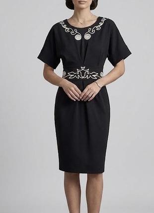 Чорна сукня з вишивкою