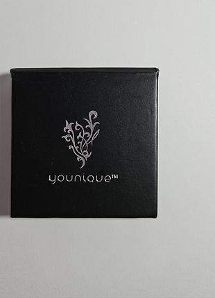 Тіні бренду younique. 
колір: ніжно- коричневий, іскристе золото.