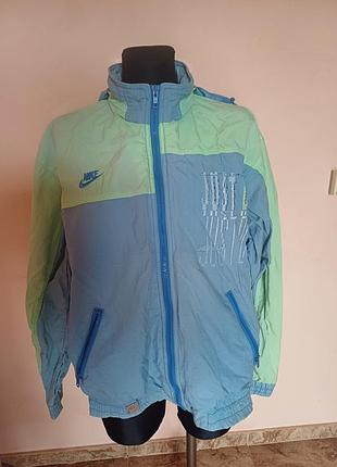 Стильная ветровка nike в винтажном стиле