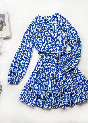 Жіноча коротка сукня zara на запах геометричним принтом з паском і рюшею s синя