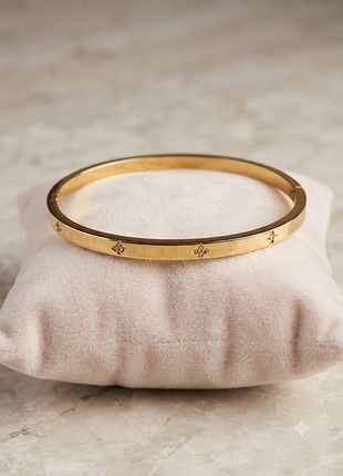 Вишуканий жорсткий браслет у стилі van cleef з мотивами конюшини та камінцями, медична сталь