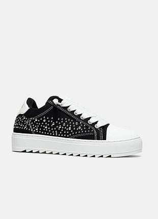 Numeris studded black