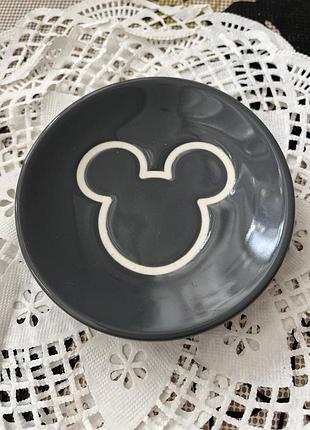Сіра керамічна мильниця disney mickey mouse wax resist від dunelm із зображенням голови міккі мауса в техніці резервування воском.