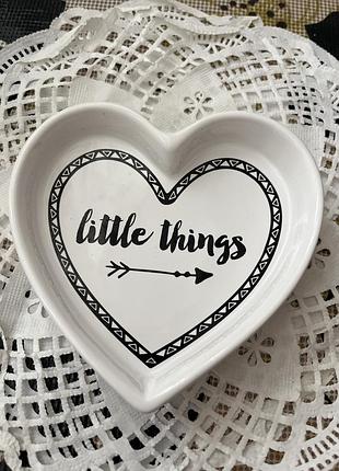 Біла керамічна тарілочка-серце з написом «little things» слугує стильним і ніжним декоративним органайзером для дрібних прикрас.