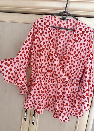 Стильна мила няшна блуза принт сердечки волани на запах