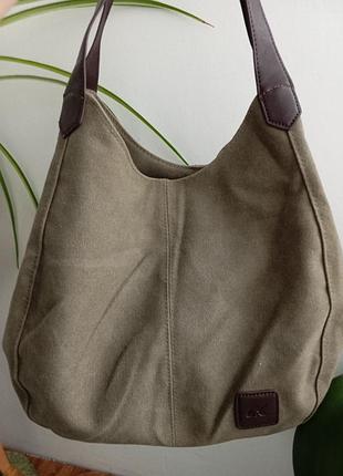 Оливково-зелена полотняна сумка-хобо (hobo bag) бренду k2 classic з коричневими ручками та фірмовим шкіряним логотипом